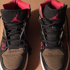 Jordan sneakers men’s Sz 12 brw & blk w/red bottom